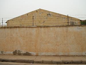 135-ORAN-Juin06-Cap Carbon, le cabanon impossible a voir de l'exterieur a cause de ce mur.